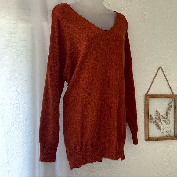 Elegant V-Neck Sweater in Terracotta Color
From Ninexis Size M/L 50% Rayon - Picture 4 of 9